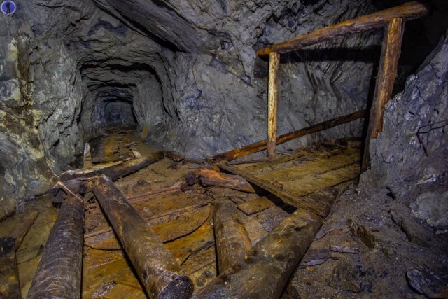 Бездонное подземное озеро в тектонической трещине в штольне советского рудника
