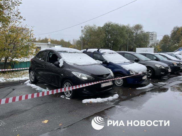 Самодельное взрывное устройство сдетонировало под автомобилем в Москве.