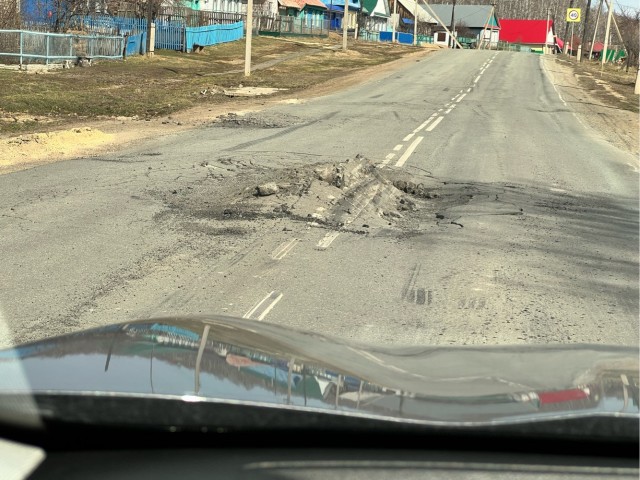 В Хабаровске ребята решили обратить внимание на ямы на дорогах, снимая видосы. Ну и просят всех докидывать, иначе властям пох
