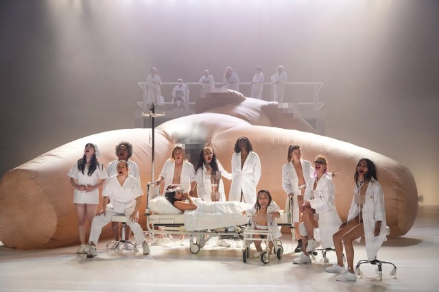 В Германии покажут спектакль, где будут голые феминистки, кровь, оргия и женщина Иисус