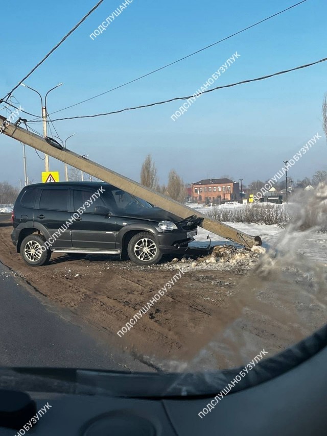 В Орске автомобиль "намотало" на столб, водитель погиб