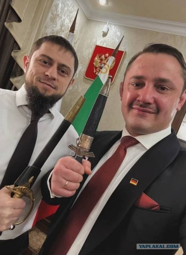 Член АдГ преподнес руководству Чечни трофейный кортик Люфтваффе