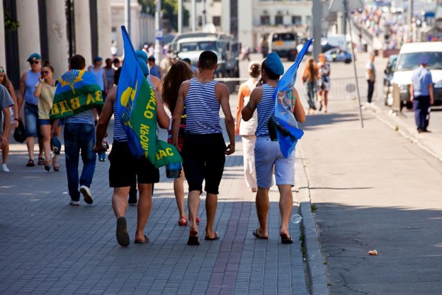 С Днем ВДВ, посоны!