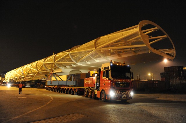 В Германии, в Нижней Саксонии уронили при перевозке большую непонятную штуку