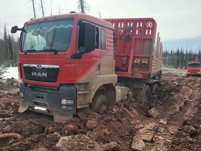 Как зимники весной превращаются из дороги в болото