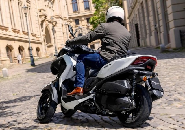 Yamaha выпустила самый безопасный мопед — со встроенной подушкой безопасности и сразу тремя колёсами для баланса