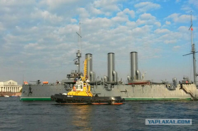 Вывод крейсера "Аврора" на ремонт