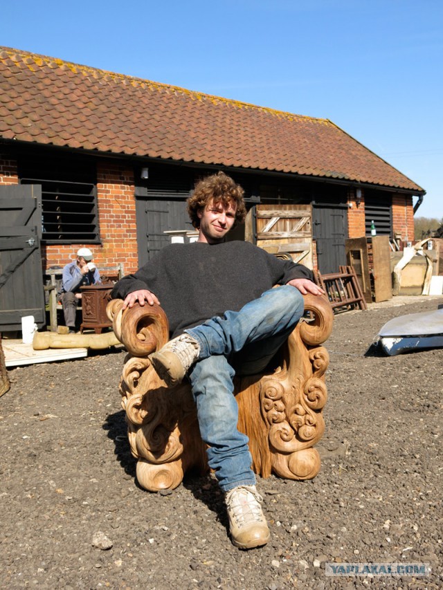 Кресло вырезанное из цельного дубового пня