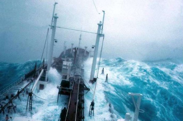 Жесть! Фото с корабля, попавшего в 9бальный шторм!
