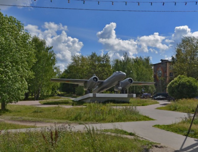 Самолет во дворе