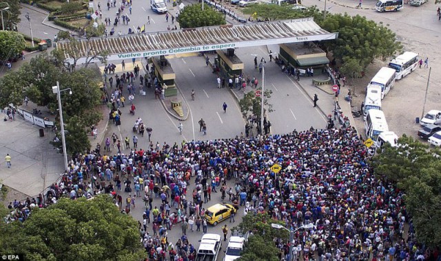 Из Венесуэлы массово бегут люди