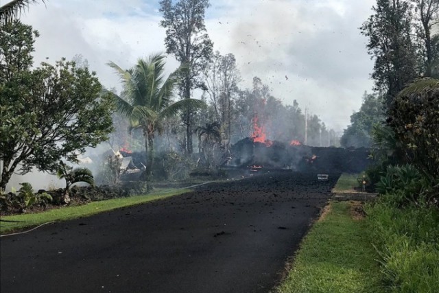 На Гавайях несколько дней извергается вулкан Килауэа. Потоки лавы добрались до домов и уничтожили десятки построек