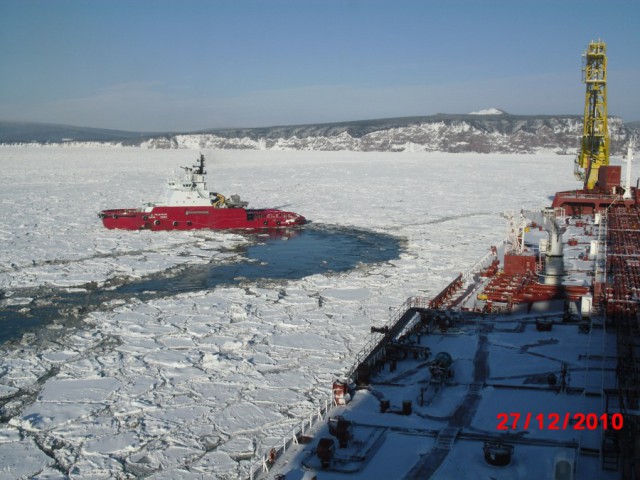 Погрузка танкера в море