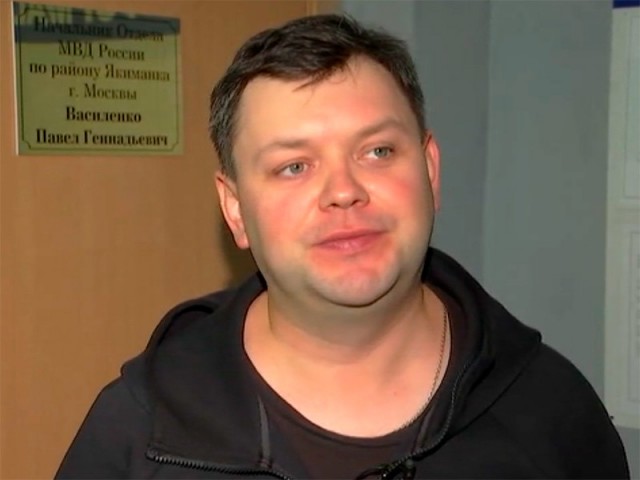 Перед началом концерта группы "Порнофильмы" на сцене появился "омоновец"