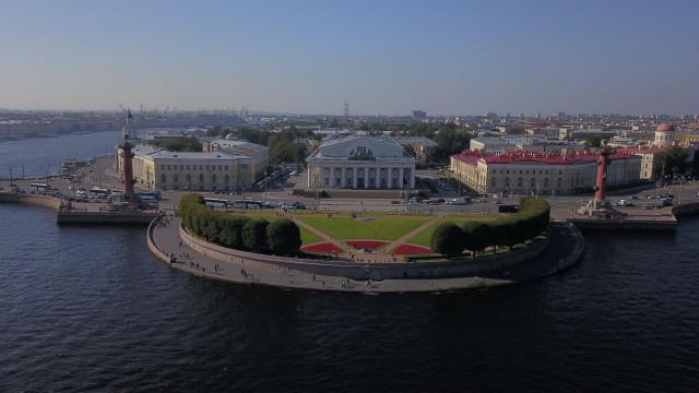 В  Ленинграде городе, у семи углов