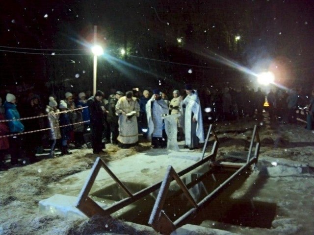 Жители Костромы люто негодуют с барышни, которая явилась в стрингах на Крещение