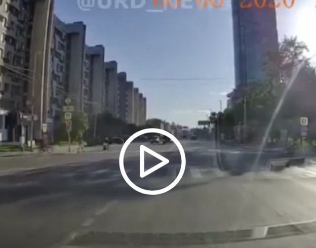 Момент страшного ДТП в центре Екатеринбурга попал на видео