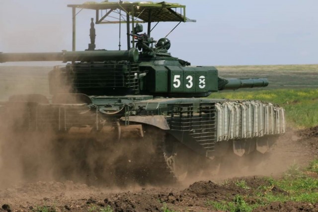 Новая система защиты от противотанковых ракет Т-72Б3 был продемонстрирован на полигоне Кадамовский в Ростовской области