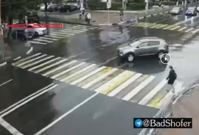Подбил школьницу на пешеходном переходе