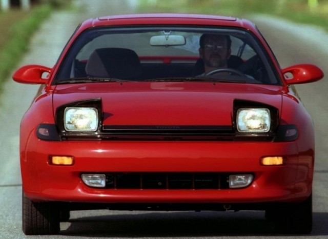 Впервые выдвижные скрытые фары появились на автомобиле Cord 810, 1935 года