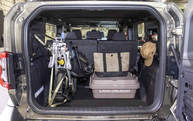 Toyota начала продажи компактного рамного внедорожника Land Cruiser FJ («бэби-Крузак»). Цена в базе - от 3,2 млн рублей