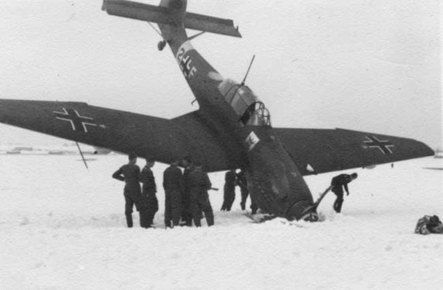 Редкий кадр! Гибель пикирующего бомбардировщика Ju-87