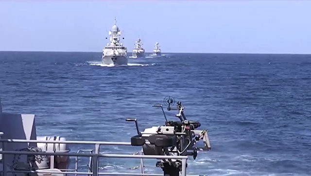 Корабли ВМФ России достают из моря у Сирии тела убитых женщин и детей
