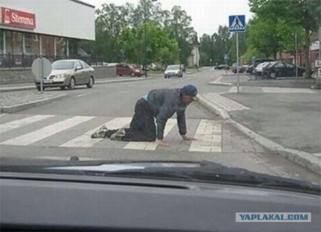 Жители Норильска ползком передвигаются по улице из-за сильного ветра