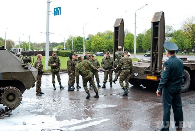 До парада не доехал