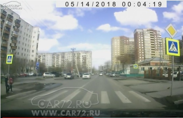В Тюмени на пешеходном переходе сбили двух детей