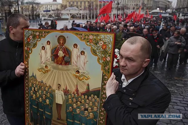 13 500 алых цветов возложено к могиле Сталина в Москве