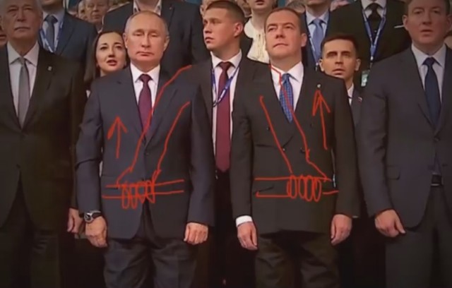 Сначала подумал, что они на коленях стоят