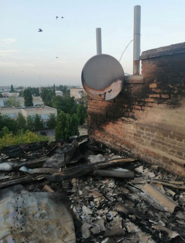 В Новой Каховке (Украина) горит крыша многоэтажного дома