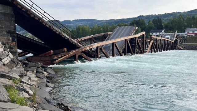 В Норвегии обрушился мост во время движения автотранспорта