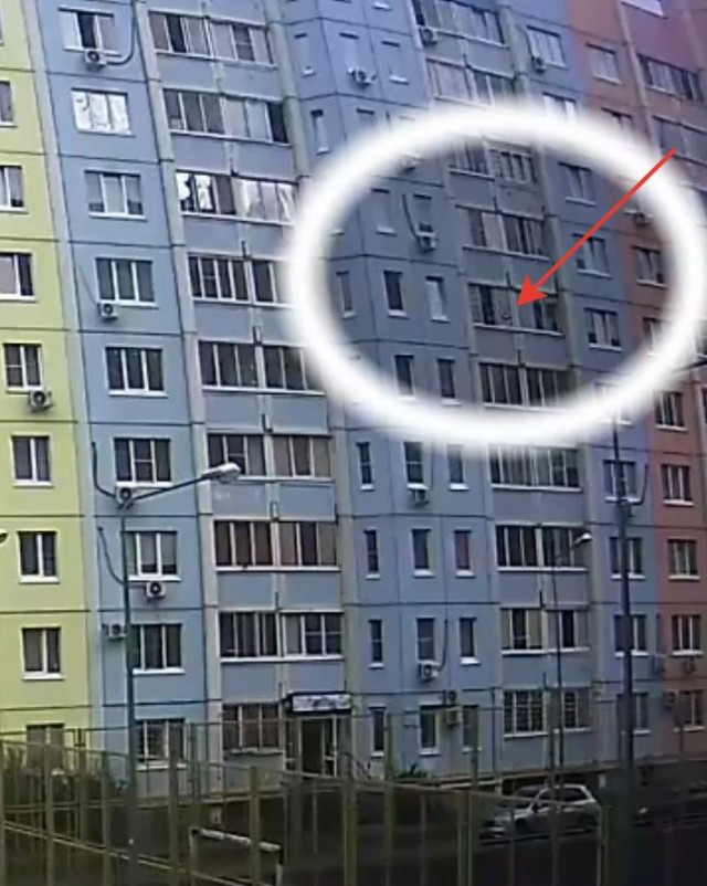 В Воронеже неадекватка сбросила с 6 этажа вентилятор и чуть не убила прохожую