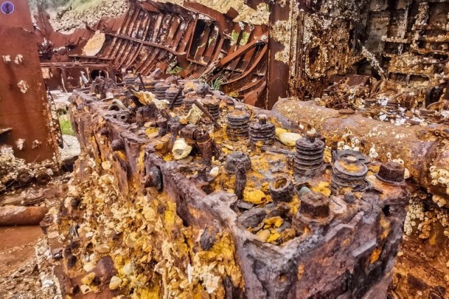 Брошенная техника, ржавеющая на заброшенном острове Аскольд