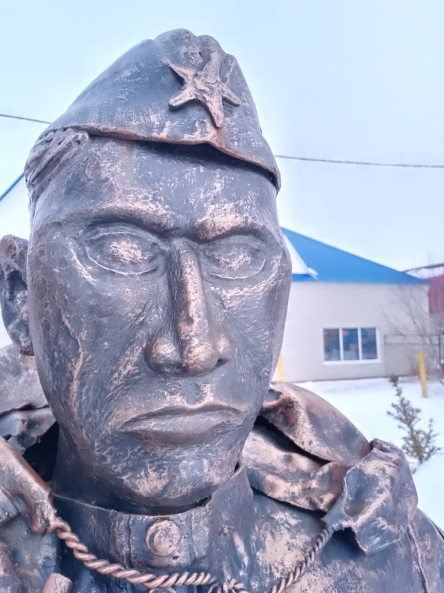 Памятник в Алтайском посёлке