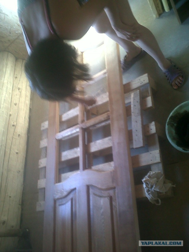 Деревянное дверное полотно дёшево и сердито.