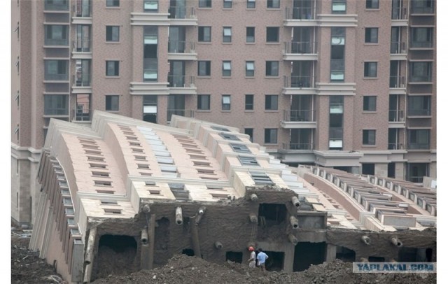 Обрушение строящегося дома в Шанхае