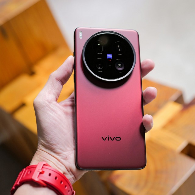 Vivo X300 Ultra - камеры по 200 мегапикселей