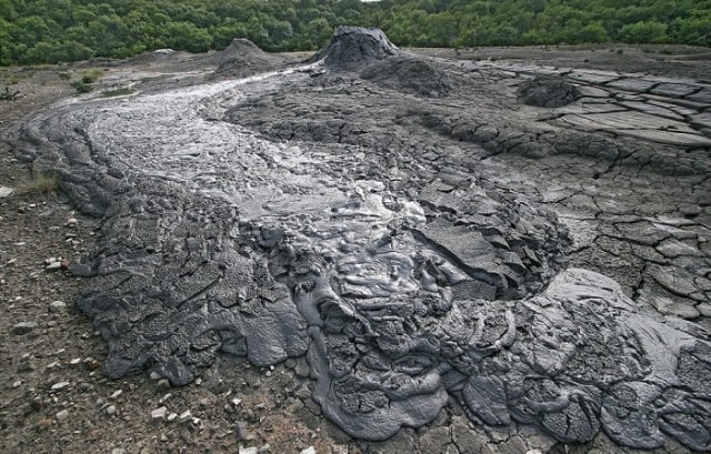 Он появляется раз в 7 лет — прямо из моря. И каждый раз пугает людей