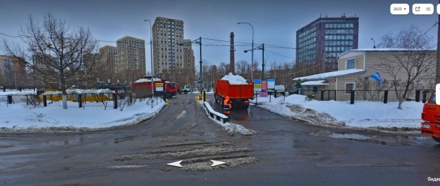 Метровые сугробы выросли в центре Москвы
