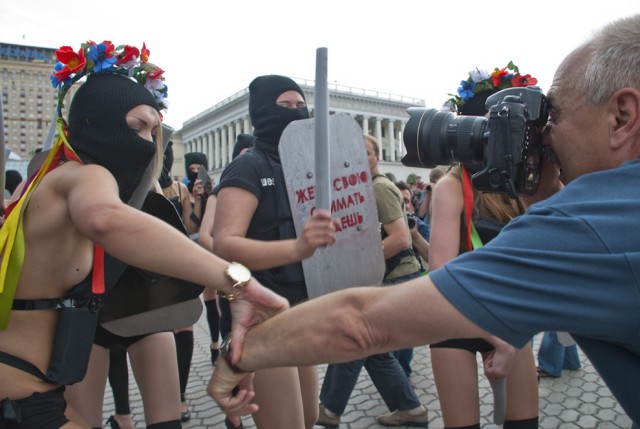 Femen снова чудят: "Я тебе камеру в жопу засуну!"