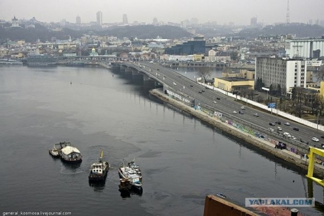 В Киеве упал кран