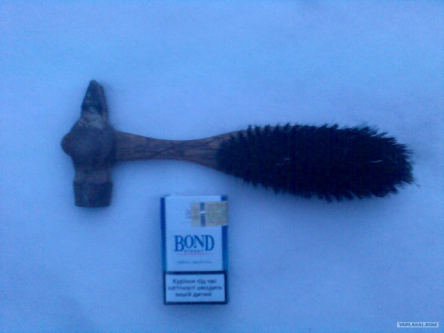 Гибридное устройство - молоток и щетка