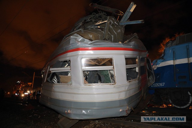На западе Москвы столкнулись пассажирский поезд и электричка