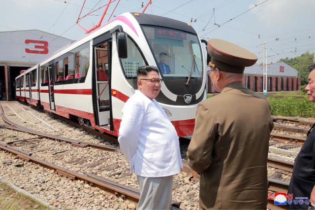 Товарищ Ким Чен Ын посмотрел троллейбус и трамвай нового типа