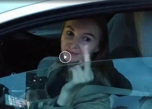 Девушка на BMW: "Я не буду пропускать! Я в отличии от вас смогла заработать на нормальную тачку, а не на это говно (Пежо 308)"