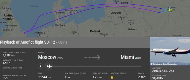Экипаж самолета "Boeing 737-800" авиакомпании NordStar обнаружил трещину в стекле, находясь в воздухе