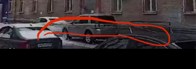Беспощадная чистка льда с крыши дома в Москве